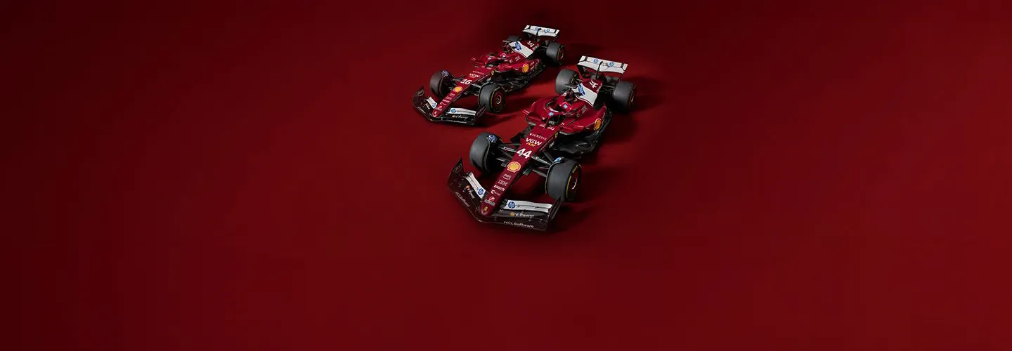 Drei Ferrari-Formel-1-Rennwagen von oben auf rotem Untergrund